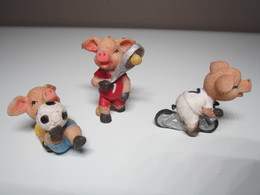 3 COCHONS SPORTIFS NUMÉRO 7 FOOTBALL CYCLISME TENNIS Pour Collection. - Cochons