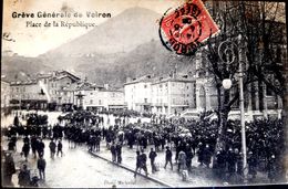 38 VOIRON GREVE GENERALE PLACE DE LA REPUBLIQUE GRANDE ANIMATION VOYAGE EN 1906 - Partis Politiques & élections