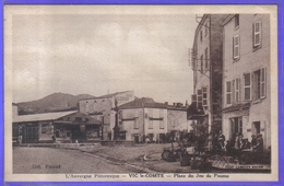 Carte Postale 63. Vic-le-Comte  Place Du Jeu De Paume     Très Beau Plan - Vic Le Comte