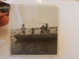 Photo Originale Enfants  Homme Torse Nu En Maillots De Bain A La Plage En Bateau Mer Annee  50 - Ohne Zuordnung