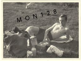 HOMME EN EN SHORT TORSE NU -PIQUE NIQUE - AOUT 1944 - PHOTO  11,5x8,5 Cms - Unclassified