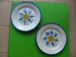 Lot De 2 Assiettes Identiques -faience A Determiner ??? - Popular Art