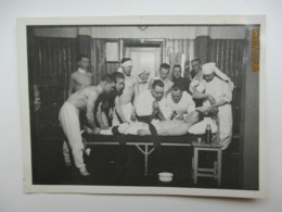 SEMI NUDE MEN PLAYING DOCTORS SURGERY , OLD SMALL SIZE REAL PHOTO , GAY INT     , O - Zonder Classificatie