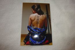 BELLE REPRODUCTION PHOTO... JEUNE FEMME ...ASIATIQUE ?? AU DOS TATOUEE - Personen