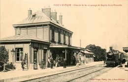 Pont L'évêque * Chemin De Fer Au Passage Du Rapide Paris - Trouville * La Gare * Train Locomotive - Pont-l'Evèque