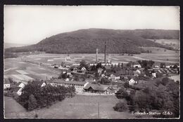 Um 1940 Ungelaufene AK Aus Embrach Mit Bahnhof Und Fabrikgelände. - Embrach