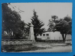 CPM De CAUSSENS (Gers) 727. Le Monument Aux Morts Et Vue Du Groupe Scolaire Edition Combier Imprimeur Mâcon Photo N/b - Other & Unclassified