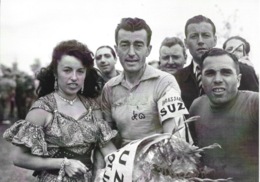 Cyclisme: Tour De France 1954 - Louison Bobet, Avec Le Maillot Jaune, Pose Avec Yvette Horner - Photo L'Equipe - Wielrennen
