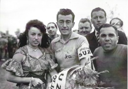 Cyclisme: Tour De France 1954 - Louison Bobet, Avec Le Maillot Jaune, Pose Avec Yvette Horner - Photo L'Equipe - Cycling