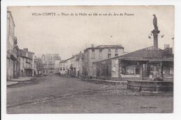 CP 63 VIC LE COMTE Place De La Halle Au Blé Et Rue Du Jeu De Paume - Vic Le Comte