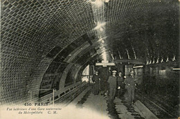 Paris * Vue Intérieure D'une Gare Souterraine Du Métropolitain * Métro Parisien Station - Metro, Stations