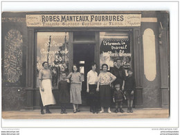 CPA Carte Photo à Situer Devanture De Magasin De Robes Manteaux Fourrures - Autres & Non Classés