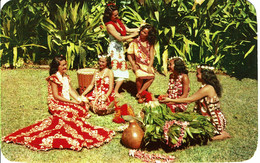 USA - HONOLULU - HAWAII - HULA MAIDENS IN NATIVE DRESS - Honolulu
