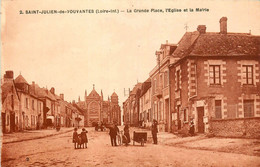 St Julien De Vouvantes * La Grande Place * L'église Et La Mairie - Saint Julien De Vouvantes