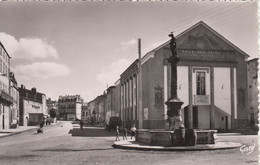 63 - VIC LE COMTE - PUY DE DOME - PLACE DU JEU DE PAUME ET SALLE DES FETES - VOIR SCANS - Vic Le Comte