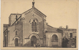 CARTE CLISSON - EGLSE DE LA TRINITE ET MONUMENT AUX MORTS - Clisson