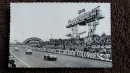 CPSM LE MANS SARTHE CIRCUIT DES 24 HEURES TABLEAU D AFFICHAGE ET VIRAGE DES TRIBUNES 1962 PHOTO VAILLANT DOLBEAU - Le Mans