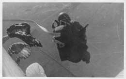 Thème  Aviation  Parachutisme  Saut En Chute Libre  Photo.  Lire Le Texte  (voir Scan) - Parachutting