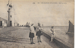 Les Sables D'Olonne - Sur La Jetée ( Animée Femmes En Costumes De Sablaises Et Bateau à Voiles) - Sables D'Olonne