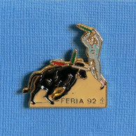 1 PIN'S //  ** PÉONES / BANDÉRILLÉROS / FÉRIA 92 ** . (Barillet) - Feria - Corrida