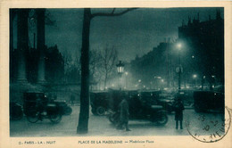 Paris * 8ème * La Place De La Madeleine * Paris La Nuit * Voiture Automobile Ancienne - Paris Bei Nacht