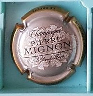 Boisson, Capsule De Champagne  Fond  Argent  Contour  Or  PIERRE  MIGNON - Mignon, Pierre
