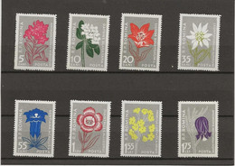 ROUMANIE - FLEURS DES CARPATES -SERIE N° 1517 A 1524 - INFIME CHARNIERE- ANNEE 1957  - COTE : 26,50 € - Autres & Non Classés