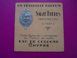 CARTE PARFUMÉE - SAUZÉ - CHYPRE - UN VÉRITABLE PARFUM - écusson En Relief Argent - - Anciennes (jusque 1960)