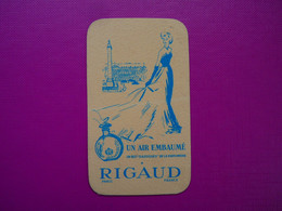 CARTE PARFUMÉE - RIGAUD - UN AIR EMBAUMÉ - Femme élégante, Colonne Vendôme, Illustrateur - - Anciennes (jusque 1960)