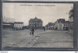 Carte Postale 27. Routot  La Place De L'hotel De Ville   Très Beau Plan - Routot