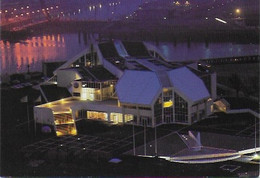 Boulogne Sur Mer - Nausica La Nuit, En Arrière-plan Les Lumières Du Port De Pêche - Boulogne Sur Mer