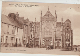 Saint-Julien-de-Vouvantes  44  La Place Animée-L'Eglise Et Café Et Epicerie Avec 2 Pompes A Essence Et Voiture - Saint Julien De Vouvantes