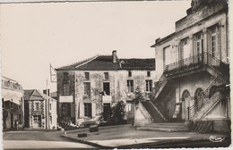 D85 - LA CHAIZE LE VICOMTE - PLACE DE LA MAIRIE-Café/Tabac-Hôtel De Ville-CPSM Dentelée Peetit Format En Noir Et Blanc - La Chaize Le Vicomte