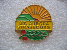 Pin's UT Aurora De STRASBOURG (Union De Tourisme AURORA) Avec 3 Sections: Marche D'orientation, Badminton Et Randonnée P - Badminton