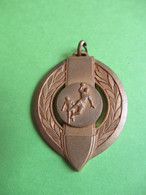 Médaille De  Sport Ancienne/Pendentif/HANDBALL/ Bronze Doré  / Vers 1970    SPO356 - Palla A Mano