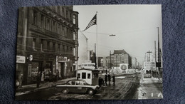 MUR DE BERLIN CHEKPOINT POINT DE CONTRÖLE POUR ETRANGERS RUE FREDERIC AUTO VOITURE ANIMATION FORMAT ANCIEN - Berlijnse Muur