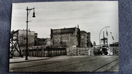 MUR DE BERLIN PASSAGE DU MUR DANS LA RUE HEINRICH HEINE CAMION FORMAT ANCIEN - Berlijnse Muur