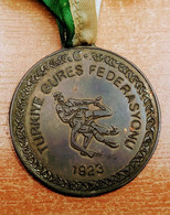 AC - SILVER MEDAL ( SECOND PLACE ) OF 57 KG OF GREKO ROMAN WRESTLING OF TURKISH CHAMPIONSHIP 24 - 25 FEBRUARY 1972 MEDA - Habillement, Souvenirs & Autres