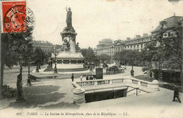 Paris * La Place De La République * La Station Du Métropolitain * Métro - Markten, Pleinen