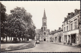 CPSM De 86 PLEUMARTIN Place De L'hotel De Ville écrite Le 10 1 1966 Animée Avec Voiture PANHARD Garée Devant L'église - Pleumartin