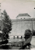 58 : Montsauche Les Settons - Jetée Et Remparts Du Lac Des Settons -Très Belle Photo (11cm X 8,5cm) - 1906 - (voir Scan) - Montsauche Les Settons