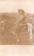 Carte Postale Photo Jeune Femme Cavalière à Dos Ane-Esel-Donkey - Donkeys