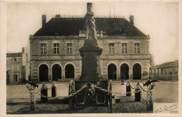 Neuville De Poitou * Carte Photo * La Place De La Mairie Et Le Monument Aux Morts * Photographe Raymond à Poitiers - Neuville En Poitou