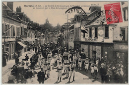 76 - La Société De Gymnastique De Darnétal Se Rendant Au Concours Par La Rue De Longpaon. - Darnétal