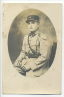 CARTE PHOTO MILITARIA ORIGINALE Soldat Militaire Uniforme (nombre 28 Brodé Sur Le Col) - Uniformes