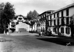 Ascain * La Place * Le Fronton Et L'hôtel De La Rhune Ou Pierre Loti écrivit Ramuntcho - Ascain