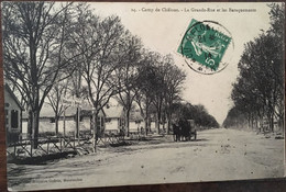 Cpa, Camp De Châlons La Grande Rue Et Les Baraquements 51 Marne, Militaria, Animation Attelage - Camp De Châlons - Mourmelon