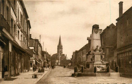 Livarot * Rue Du Maréchal Foch Et Monument Aux Morts - Livarot