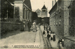 Chennevières Sur Marne * Vue Sur L'église Et La Mairie * Vue De La Terrasse * Sortie De Messe ? - Chennevieres Sur Marne