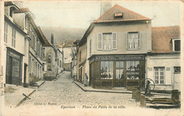 EPERNON PLACE DU PUITS DE LA VILLE LA BOULANGERIE ET L'EPICERIE CARTE COLORISEE - Epernon